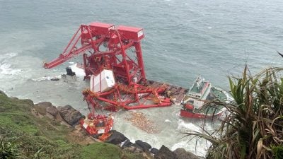 中国籍货轮搁浅野柳附近海域倾斜  有漏油危机