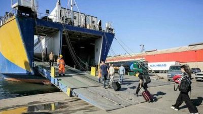 以军猛烈空袭恐针对贝鲁特机场 黎巴嫩人搭船逃难