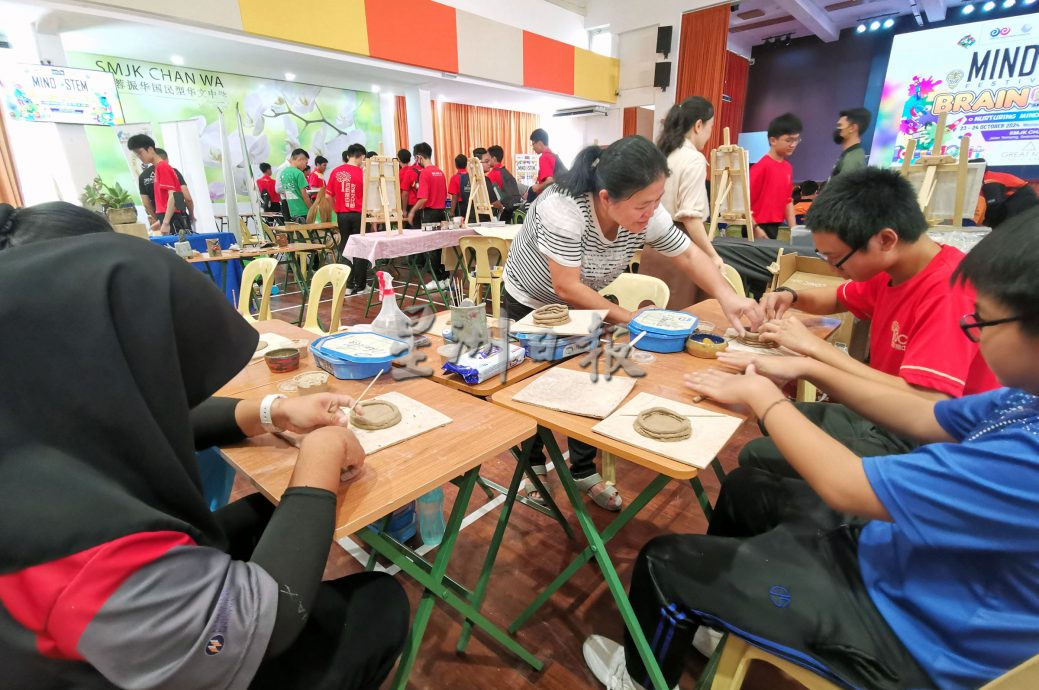 供星洲网/芙振中办两天“脑力与科技工数盛会”，激发学生对STEM领域兴趣