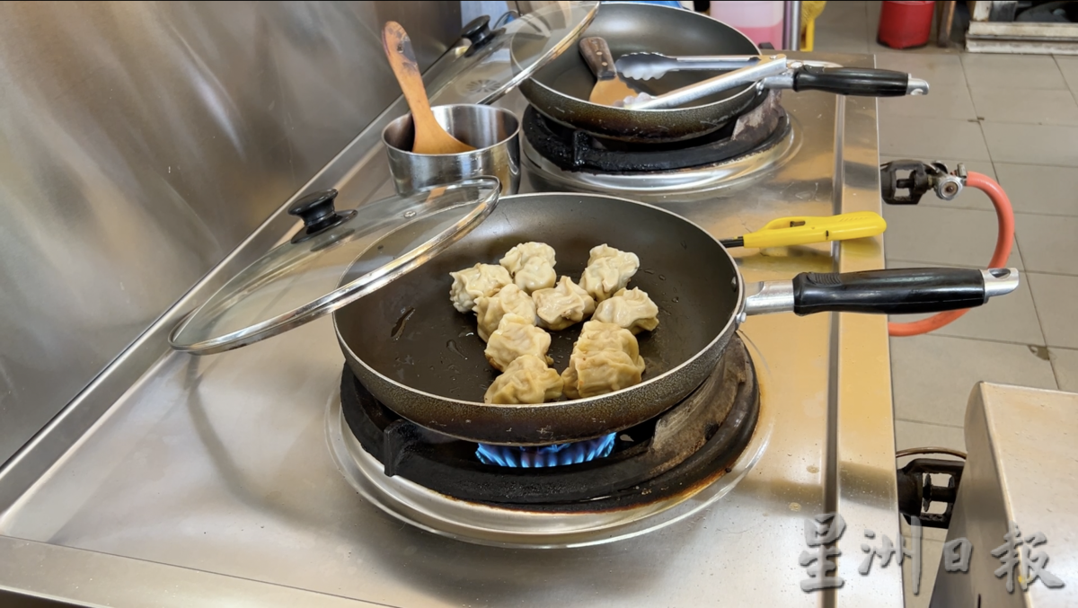 供星洲网/花城小食光：在芙蓉也能吃到东北风味 千层馅饼外酥内嫩