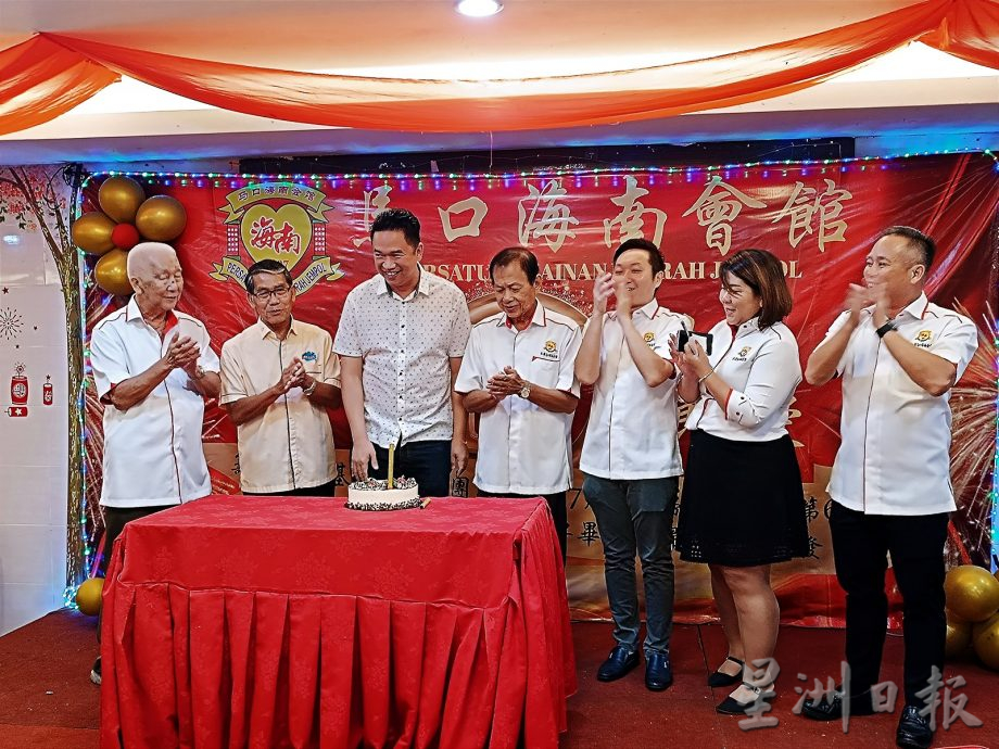 供星洲网:陈川正：大马海南总会在推动拼音学海南话培训班，希望乡亲参与