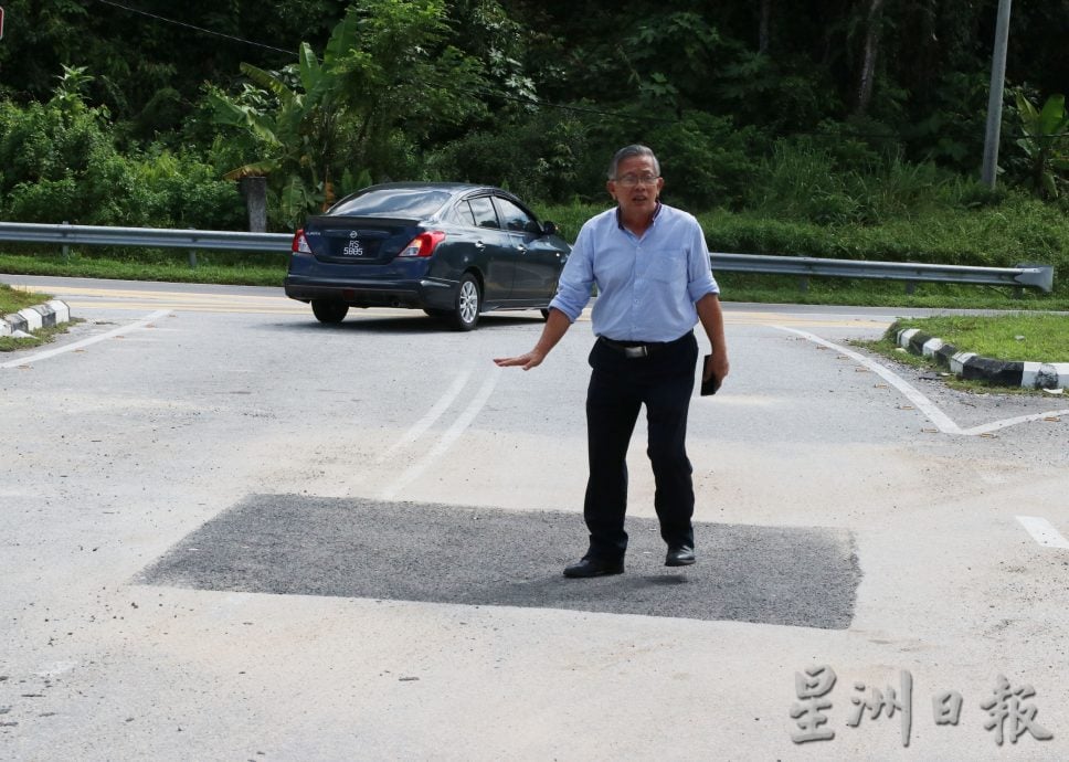 供星洲网：罗白地区雨季道路出现坑洞，周世扬：应采取治标治本的方案