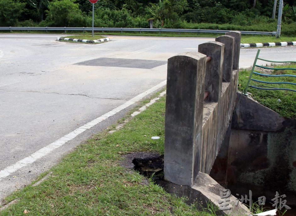 供星洲网：罗白地区雨季道路出现坑洞，周世扬：应采取治标治本的方案