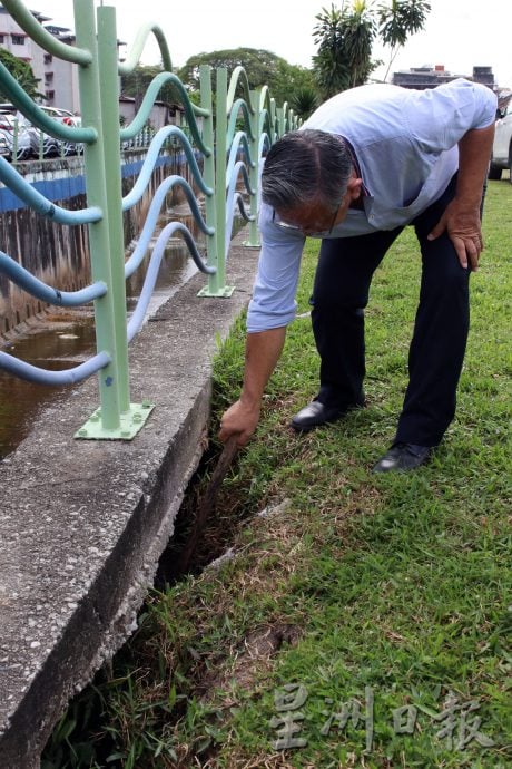 供星洲网：罗白地区雨季道路出现坑洞，周世扬：应采取治标治本的方案