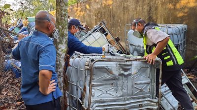 武吉不蘭律逾400桶化學廢料遭丟棄 附近空氣瀰漫著溶劑氣味