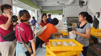 花城小食光 | 为摆脱生活危机感摆摊卖包 契机让“半芭独特手工黄酒包”一炮而红