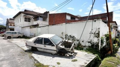 停珠宝大街  轿车遭劫零件 变废车