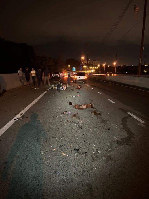 关丹绕道天桥上3车1摩托1挖掘机连环撞，华裔青年骑士当场死亡。