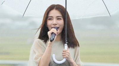 冒雨开唱对取消有阴影 ​田馥甄险2度滑倒