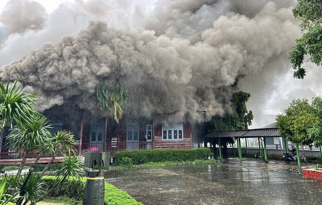 办公木楼遭雷击 大火迅速吞噬建筑