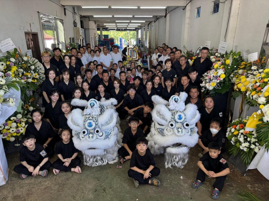 双礼佛闻人郑全山逝世举殡 水晶棺车双孝狮送别