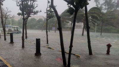 台风“潭美”奔袭海南三沙 永兴岛现罕见“海水倒灌”