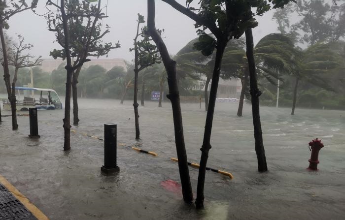 台风“潭美”奔袭海南三沙 永兴岛现罕见“海水倒灌”