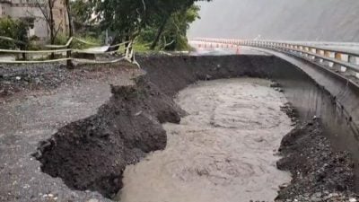 颱風康妮掏空路基　高雄驚見10公尺天坑