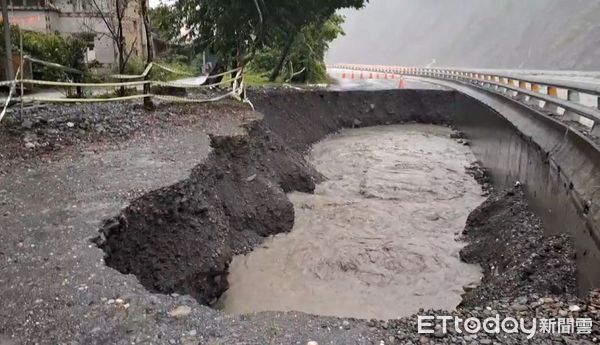 台风康妮掏空路基　高雄惊见10公尺天坑