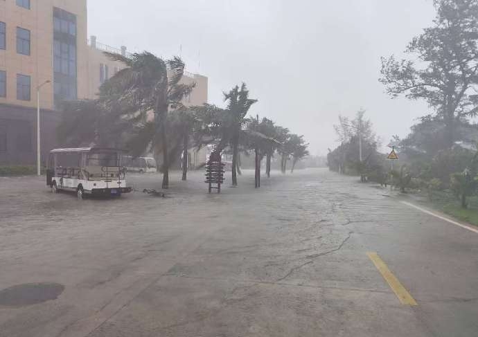 台风潭美来袭深圳发出白色预警 海南沿海现海水倒灌