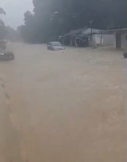 国会延迟 多地水灾 雪隆豪雨上班族大迟到