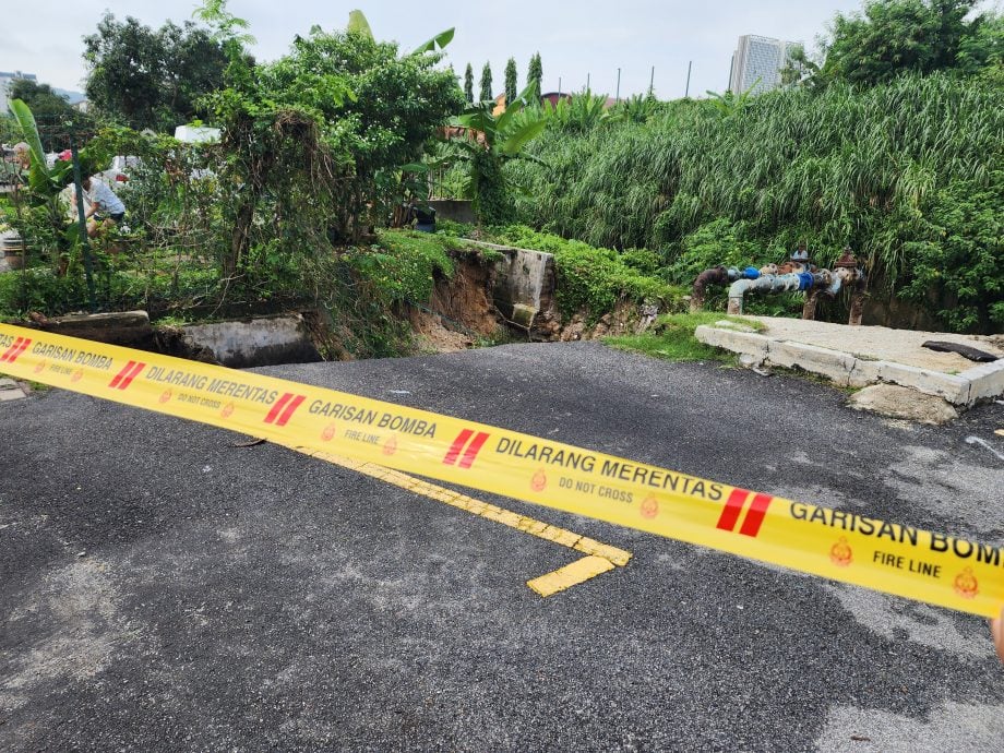  土崩河堤塌2车险坠河 游佳豪：市会水利局研究抢修