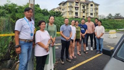 土崩河堤塌 2车险坠河  游佳豪：市会水利局研究抢修