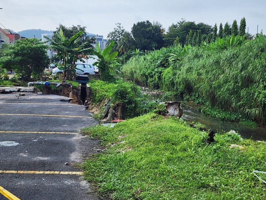  土崩河堤塌2车险坠河 游佳豪：市会水利局研究抢修