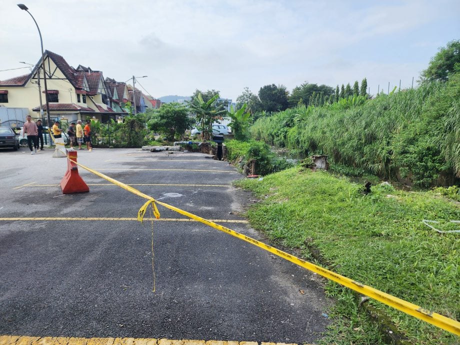  土崩河堤塌2车险坠河 游佳豪：市会水利局研究抢修