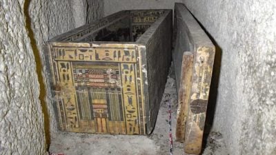 埃及挖出3900年前隐藏墓穴 遗体遭玷污葬品被盗