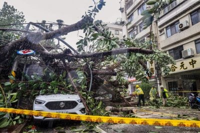 台风康妮袭台1死73伤  停课停班股市休市