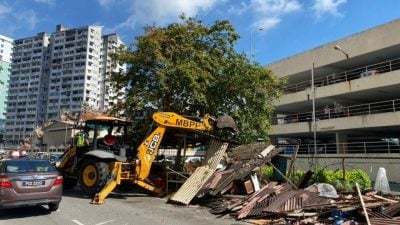 霹雳冷斯里旺莎组屋周边  空置摊格拆了居民安心