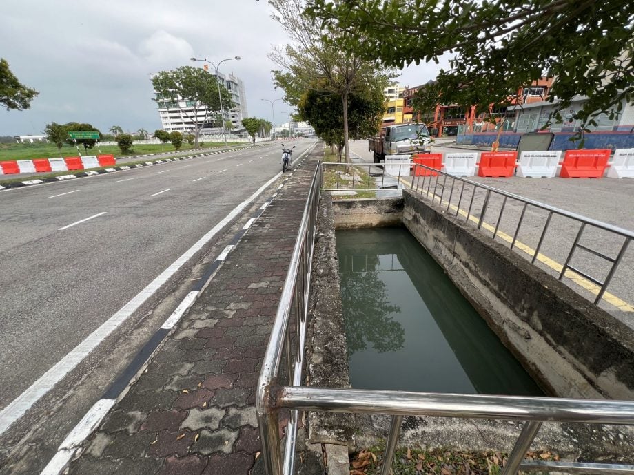 大坑重建需一年半载·附近下沉龟裂 民众忧心