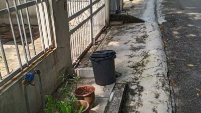 屋前溝渠封蓋無入水口  雨水倒灌成災 鄰居不滿