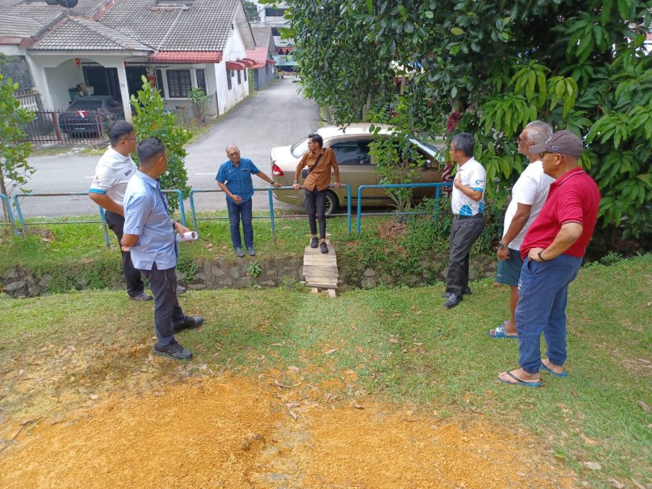 大都会/加影美华山庄第6期草场面向44路住家的斜坡和深沟上面建议建正规的楼梯