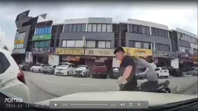 摩托匪谎称撞到房车   “骗”车主下车抢金链