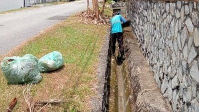 塞滿垃圾 公家不管   “無主溝渠”水災禍首