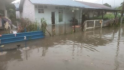 一刻钟大雨造成水灾    呀吃14英里新村20屋遭殃