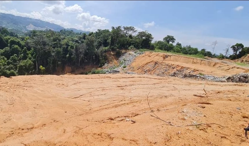 大都会／3地主用泥土覆盖垃圾山，暂阻隔毒烟冒出／1图