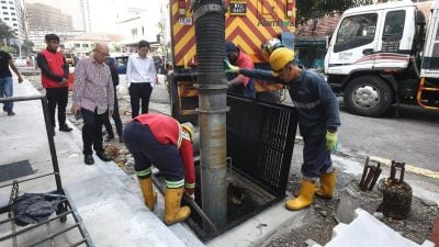 防闪电水灾   隆中南区清沟 挖大量垃圾