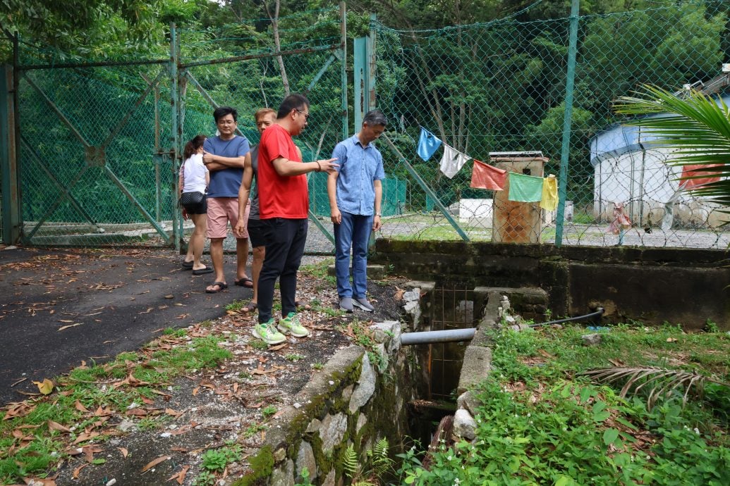 大都会/ME03头/雨水渗透侵袭  挡土墙破坏变成潺潺流水瀑布奇景