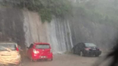 遭雨水冲刷满目疮痍 “瀑布墙”还能挡土吗？