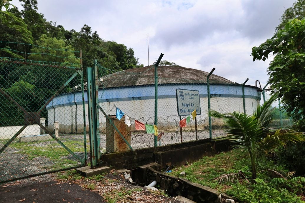 大都会/ME03头/雨水渗透侵袭  挡土墙破坏变成潺潺流水瀑布奇景