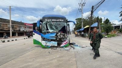 大馬巴士猛撞泰國拖車 17馬泰乘客受傷急送院