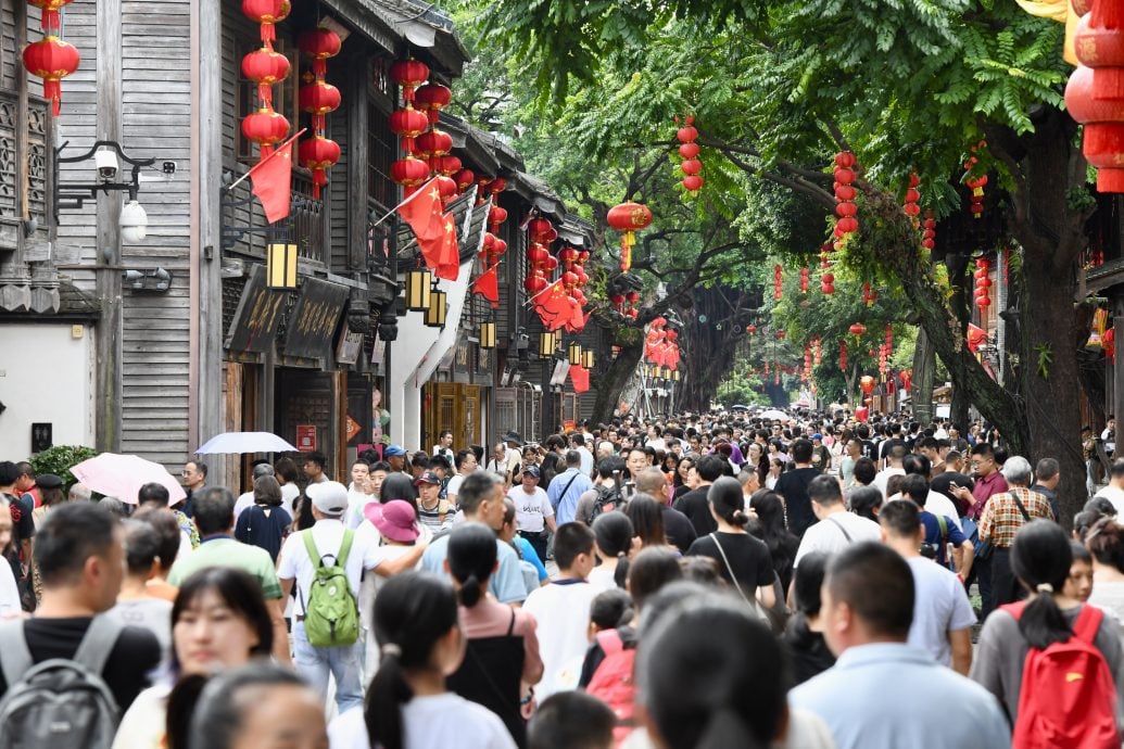 天下事 国庆假期首日 福州三坊七巷游人如织