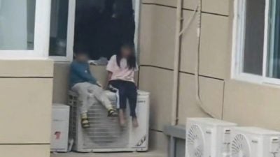 夫妻吵架“拿子女性命当筹码”！ 2幼童被放23楼窗外