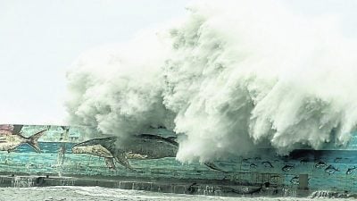 花莲路面淹没车翻  “康妮”登陆台东 威胁仍在 