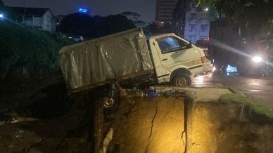 安邦福全山庄土崩 河堤崩塌 罗里和轿车险掉入河里