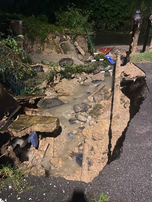 安邦福全山庄土崩 河堤崩塌 罗里和轿车险掉入河里