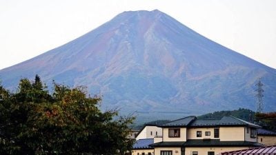 富士山顶迄今未见“初冠雪” 创130年最晚纪录