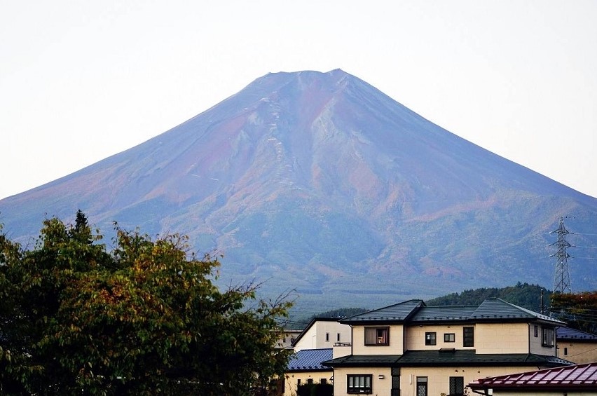 富士山顶迄今未见“初冠雪” 创130年最晚纪录