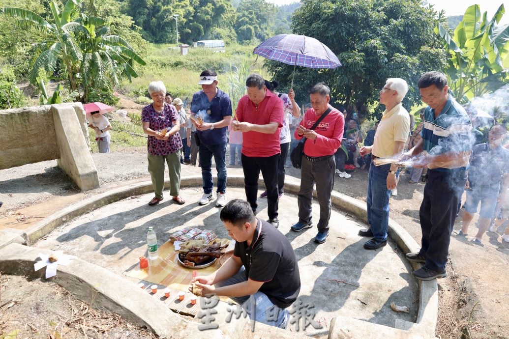 *已签发* 柔：封面【特稿】：华人尊长黄匡顺返祖籍故乡祭祖，获村民热烈欢迎