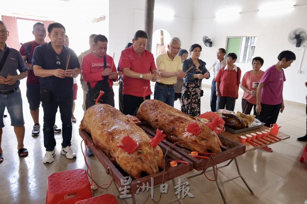 *已签发* 柔：封面【特稿】：华人尊长黄匡顺返祖籍故乡祭祖，获村民热烈欢迎