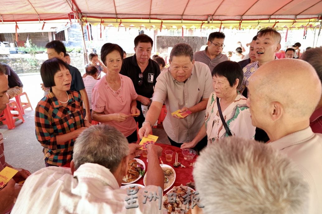 *已签发* 柔：封面【特稿】：华人尊长黄匡顺返祖籍故乡祭祖，获村民热烈欢迎